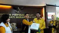 Fungsionaris Partai Hanura Yuddy Chrisnandi memberikan bingkisan untuk bantuan kemanusiaan kepada Wiranto, Jakarta,Minggu (21/12/2014) (Liputan6.com/Andrian Martinus)