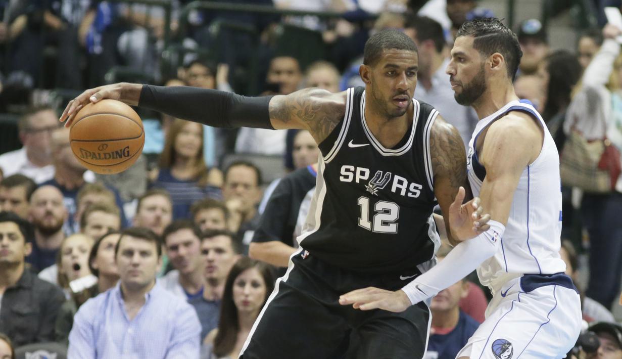 Pemain San Antonio Spurs, LaMarcus Aldridge (12) mencoba melewati adangan pemain Dallas Mavericks, Salah Mejri (50) pada laga NBA Basketball game di American Airlines Center, Dallas, (14/11/2017). Spurs menang 97-91. (AP/LM Otero)