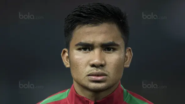 Gelandang Timnas Indonesia U-19, Asnawi Mangkualam, bersiap menghadapi Kamboja U-19 pada laga persahabatan di Stadion Patriot, Bekasi, Rabu (4/10/2017). Indonesia menang 2-0 atas Kamboja. (Bola.com/Vitalis Yogi Trisna)