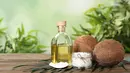 <p>Coconut Oil dikemas dengan vitamin E, antioksidan, dan asam lemak alami yang membantu menghidrasi kulit dan menumbuhkan rambut. Lebih baik tidak digunakan pada kulit berjerawat. Foto: Shutterstock.</p>