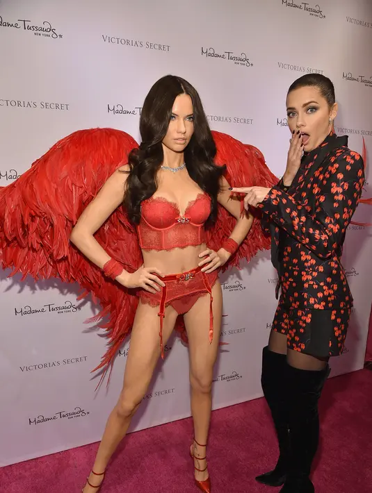 Adriana Lima merupakan model terlama dalam sejarah Victoria’s Secret Angel. Kini model berusia 34 tahun tersebut telah diabadikan sebagai patung lilin Madame Tussauds. Ia terlihat antusias melihat kembarannya tersebut. (AFP/Bintang.com)