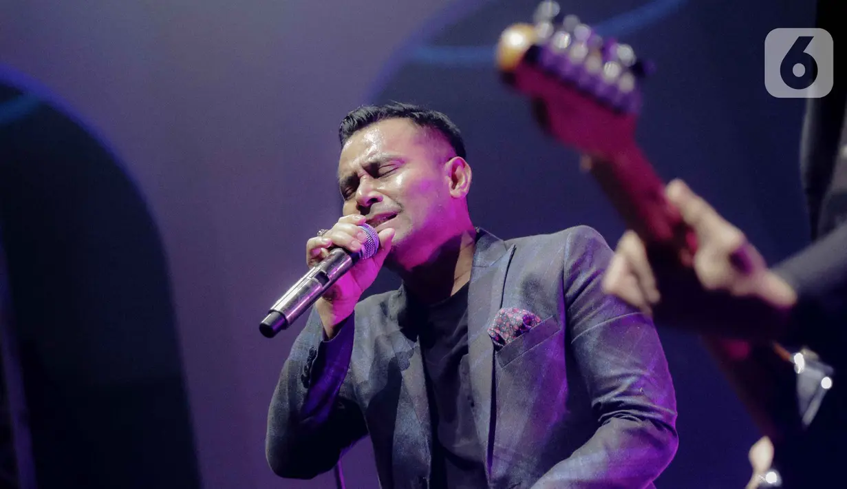 Penyanyi Judika tampil dalam konser yang bertajuk 'Rindu Kamu yang Dulu' di The Pallas SCBD, Jakarta, Jumat (14/2/2020). Dalam penampilannya Judika membawakan 10 lagu diantaranya, Sampai Akhir, Sampai Kau Jadi Milikku, dan Malaikat. (Liputan6.com/Faizal Fanani)