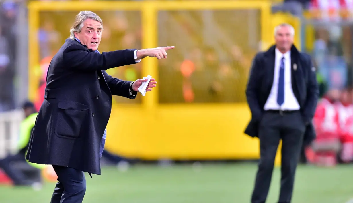 Pelatih Inter Milan, Roberto Mancini memberikan instruksi kepada anak asuhnya saat melawan Atalanta pada lanjutan Liga Italia Serie A di Stadion Atleti Azzurri, Bergamo, Sabtu (16/1/2016).  (AFP Photo/Giuseppe Cacace)