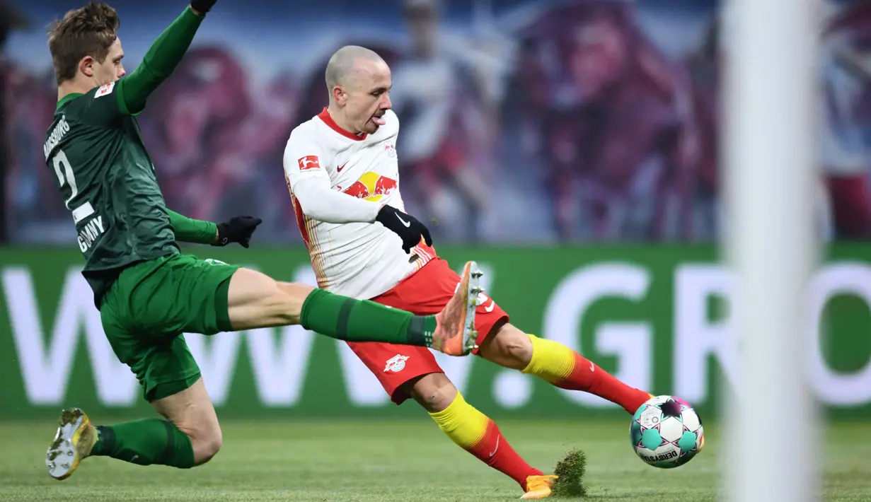 Bek sayap kiri RB Leipzig, Angelino (kanan) mempunyai keterampilan dalam menyerang untuk membantu serangan. Dengan 37 penampilan pada musim 2020/2021, Angelino telah menyumbang 8 gol dan 11 assist. (Foto: AFP/Pool/Annegret Hilse)