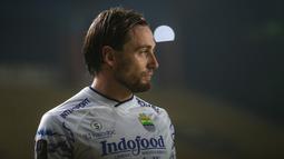 Pemain Persib Bandung, Marc Klok bersiap melakukan tendangan pojok saat laga perempat final Piala Presiden 2022 antara Persib Bandung melawan PSS Sleman di Stadion Si Jalak Harupat, Bandung, Jumat (01/07/2022). (Bola.com/Bagaskara Lazuardi)