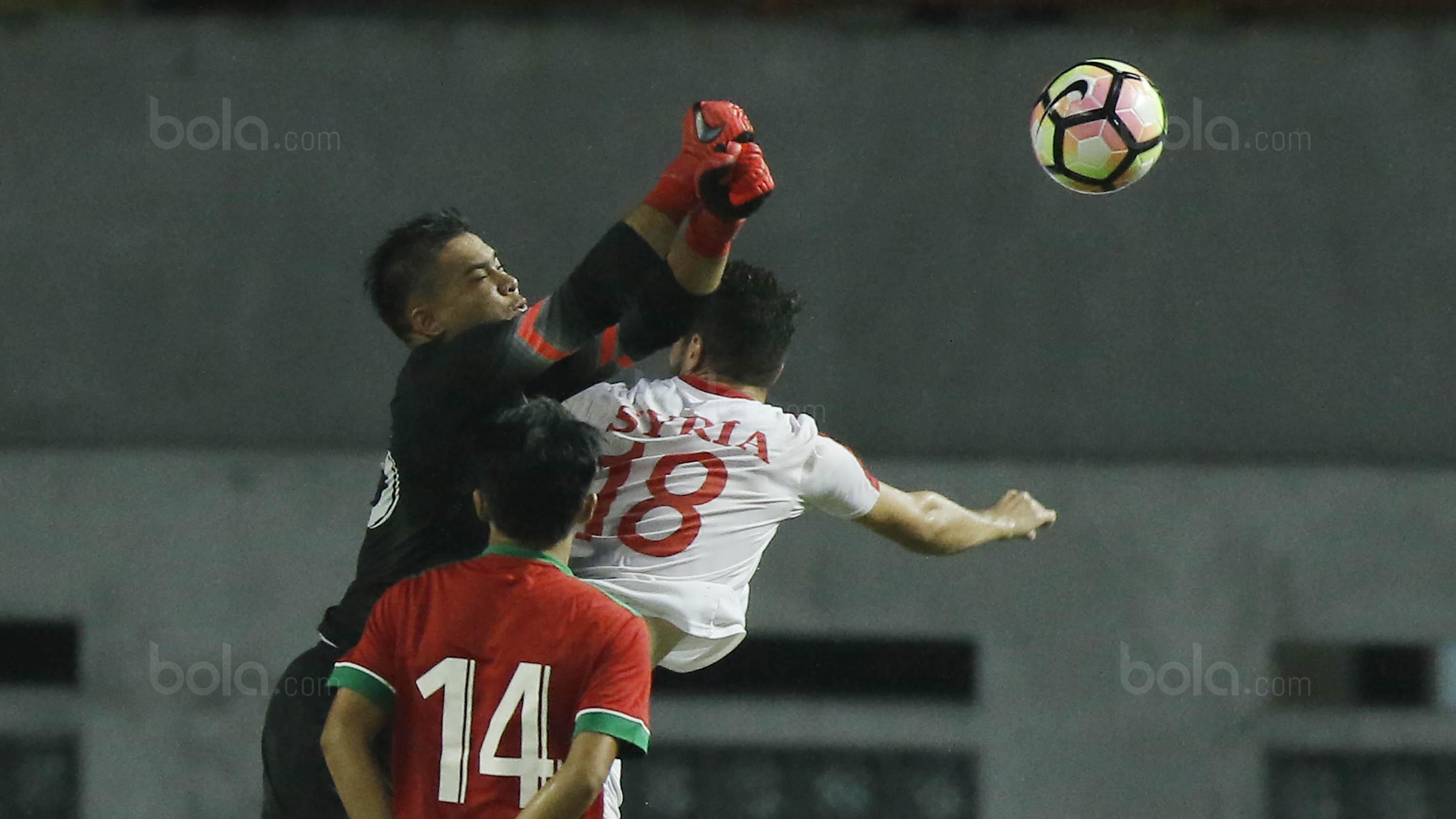 Kiper Indonesia, Andritany, meninju bola saat pertandingan melawan Suriah U-23 pada laga persahabatan di Stadion Wibawa Mukti, Cikarang, Sabtu (18/11/2017). Indonesia kalah 0-1 dari Suriah U-23. (Bola.com/ M Iqbal Ichsan)