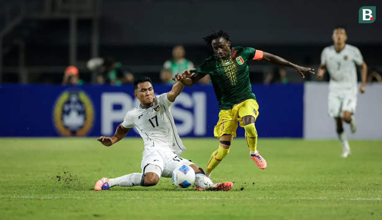 <p>Pemain Timnas Indonesia U-22, Rivaldo Pakpahan, berebut bola dengan pemain Timnas Mali U-22,&nbsp;Hamidou Makalou pada laga ujicoba&nbsp;yang digelar di Stadion Pakansari, Kabupaten Bogor, Selasa (18/11/2025) pukul 20.00 WIB.&nbsp;(Bola.com/Bagaskara Lazuardi)</p>