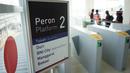 Papan informasi terpampang di Stasiun Batu Ceper, Tangerang, Banten, Kamis (18/7/2019). Skybridge Stasiun Batu Ceper menghubungkan peron 1 dan 2 (KA Bandara) menuju peron 3 dan 4 (KRL Commuterline). (Liputan6.com/Immanuel Antonius)