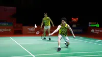 Pasangan ganda putra Indonesia Kevin Sanjaya Sukamuljo (kanan) dan Marcus Fernaldi Gideon saat melawan pasangan ganda putra Jepang Takuro Hoki dan Yugo Kobayashi pada babak final Indonesia Masters 2021 di Nusa Dua, Bali, Minggu (21/11/2021). Kevin/Marcus kalah 11-21, 21-17, 19-21. (HUMAS PP PBSI)