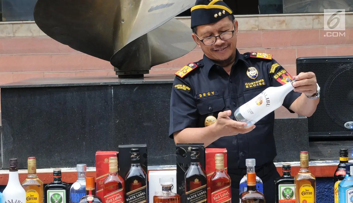 Petugas Kanwil Dirjen Bea dan Cukai Banten menunjukkan rokok dan minuman beralkohol ilegal di Banten (6/3). Potensi kerugian negara yang berhasil diselamatkan atas penangkapan ini lebih dari Rp 17 miliar. (Merdeka.com/Arie Basuki)