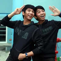 "Pernah dimarahin tuh pertama kan ke Ridho habis itu ke Ridho lagi. Kok nggak ke Rizki dan ternyata salah orang," ujar Ridho. (Deki Prayoga/Bintang.com)