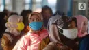 Sejumlah warga mengenakan masker saat berada di Halte Transjakarta Harmoni, Jakarta, Jumat (17/7/2020). HIngga hari ini, infeksi COVID-19 di Indonesia telah mencapai 83.130 kasus atau bertambah 1.462 dari hari sebelumnya. (merdeka.com/Imam Buhori)