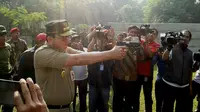 Gubernur DKI Jakarta Ahok menjajal latihan menembak di lapangan tembak Rama Shinta, Mako Kopassus TNI, Cijantung, Jakarta Timur. (Liputan6.com/Hanz Jimenez) 