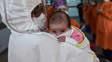 Petugas medis menggendong bayi berusia 45 hari di Rumah Sakit Prof. Cemil Tascioglu Okmeydani di Istanbul, Turki, Senin (12/5/2020). Bayi itu keluar dari unit perawatan intensif (ICU) rumah sakit tersebut pada Selasa (12/5) setelah menjalani perawatan infeksi COVID-19 selama sembilan hari. (Xinhua)