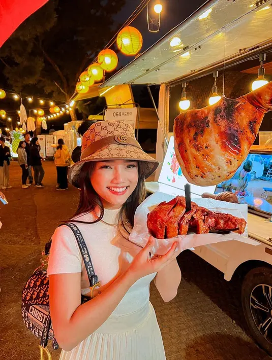 Dipadukan dengan  Dior Saddle Bag dengan Oblique Embroidery seharga Rp65jutaan. Fuji Utami percaya diri menjinjing tas ini saat berkeliling [@fuji_an]