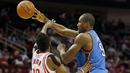 Pemain Oklahoma City Thunder Serge Ibaka (kanan) saat dihadang pemain Houston Rockets  James Harden saat pertandingan NBA kuartal ketiga di Toyota Center, Amerika Serikat, (2/11/2015). Rockets menang 110 - 105 atas Thunder. (Reuters/ Thomas B. Shea)
