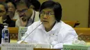 Menteri Lingkungan Hidup dan Kehutanan Siti Nurbaya mengikuti rapat kerja dengan komisi VII DPR RI, di Ruang rapat komisi VII, Komplek Parlemen, Senayan, Jakarta, Senin (09/02/2015). (Liputan6.com/Andrian M Tunay)