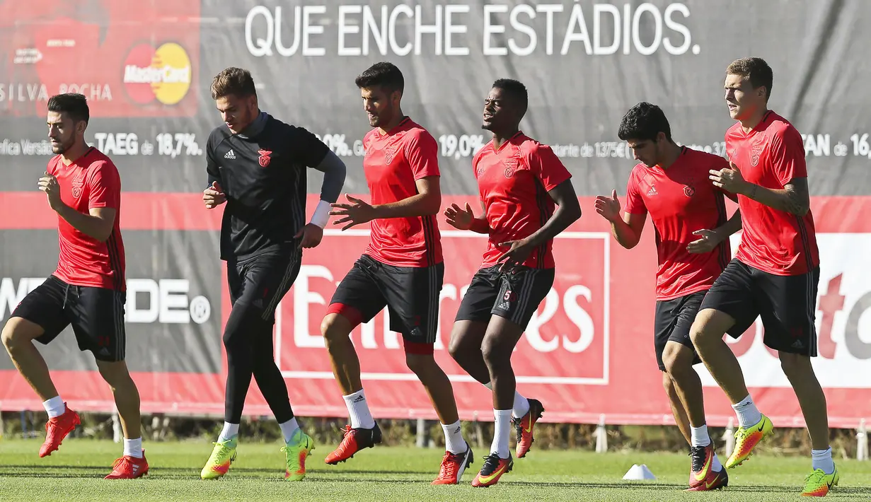 Kiper Benfica, Ederson Moraes, saat menggelar latihan di Seixal Lisbon, Portugal (13/9/2016). (EPA/Miguel A. Lopes)
