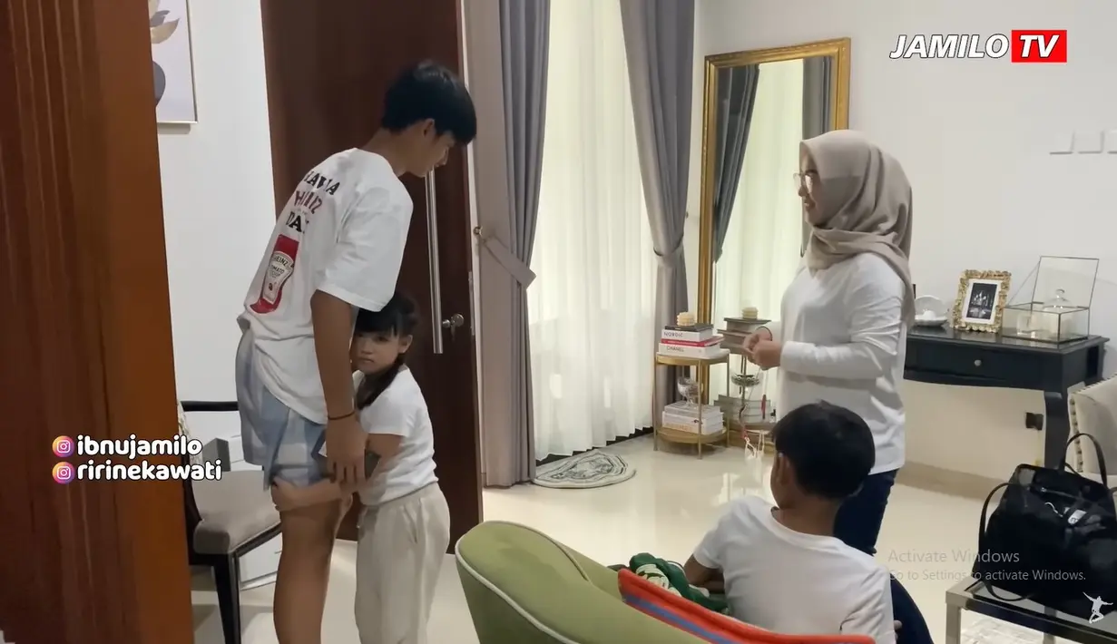<p>Seiring berjalannya waktu, interaksi Dhofin dan Yaya pun makin sering terjadi. Dalam video terbaru, mereka terlihat sangat akrab. [Foto: Instagram/ibnujamilo]</p>