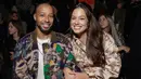 Ashley Graham (kanan) dan Justin Ervin menghadiri koleksi siap pakai Isabel Marant Fall/Winter 2023-2024 yang dipresentasikan Paris, Prancis, 2 Maret 2023. Pasangan ini tampak lebih dekat dari sebelumnya saat mereka saling berdekatan selama pertunjukan. (Vianney Le Caer/Invision/AP)