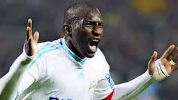 Selebrasi gol striker dan kapten Olympique Marseille Mamadou Niang di laga lanjutan Ligue 1 melawan Rennes di Velodrome Stadium, 5 Mei 2010. AFP PHOTO / GERARD JULIEN 