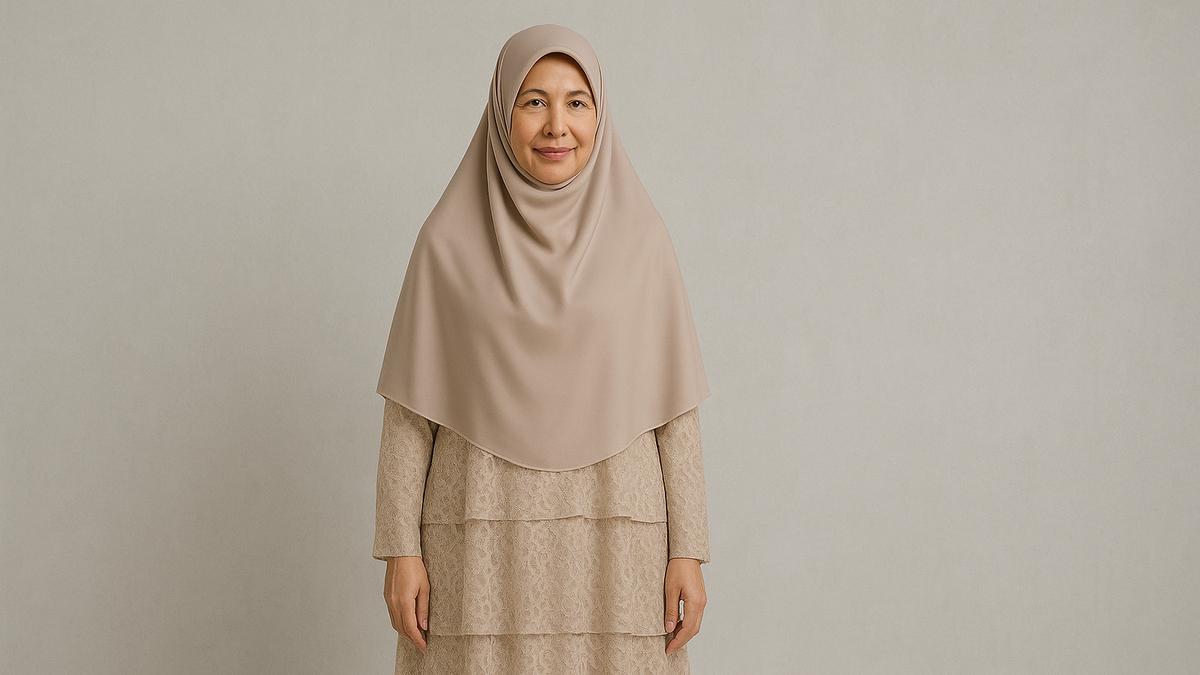 7 Rekomendasi Gamis Brokat Menutup Dada 2025 untuk Ibu-Ibu Usia 50-an