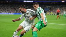 Bek Real Madrid asal Spanyol, Dani Carvajal, berebut bola dengan bek Real Betis asal Prancis, Romain Perraud, selama pertandingan sepak bola liga Spanyol antara Real Madrid CF dan Real Betis di stadion Santiago Bernabeu, Madrid, pada 1 September 2024.Thomas COEX / AFP