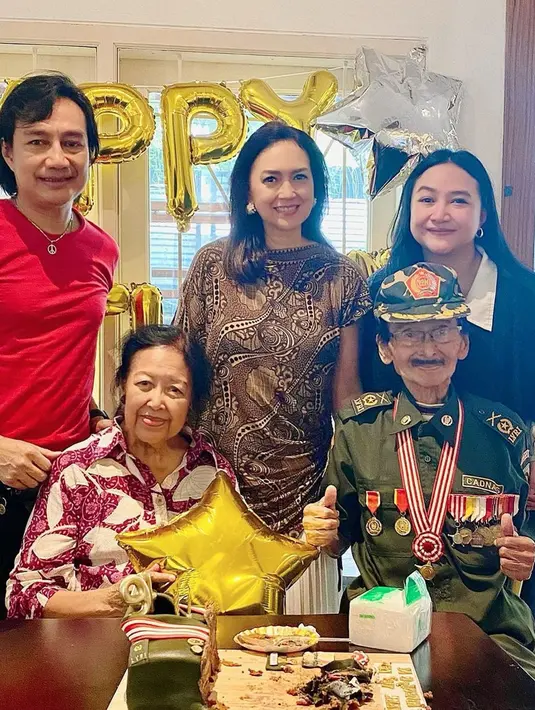 Selain anak dan cucu, tampak pula Katon Bagaskara yang hadir dalam perayaan ulang tahun Papa Bowo. Meskipun telah bercerai dari Ira Wibowo, ia tetap menjalin silaturahmi dengan keluarga mantan istrinya. (Liputan6.com/IG/@irawbw)