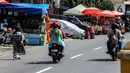 Kendaraan melewati pedagang kurma di kawasan Tanah abang, Jakarta, Minggu (3/4/2022). Omset penjualan kebutuhan bulan Ramadhan seperti perlengkapan ibadah dan buah kurma kembali meningkat dibandingkan dua tahun terakhir yang terdampak pandemi COVID-19. (Liputan6.com/Johan Tallo)