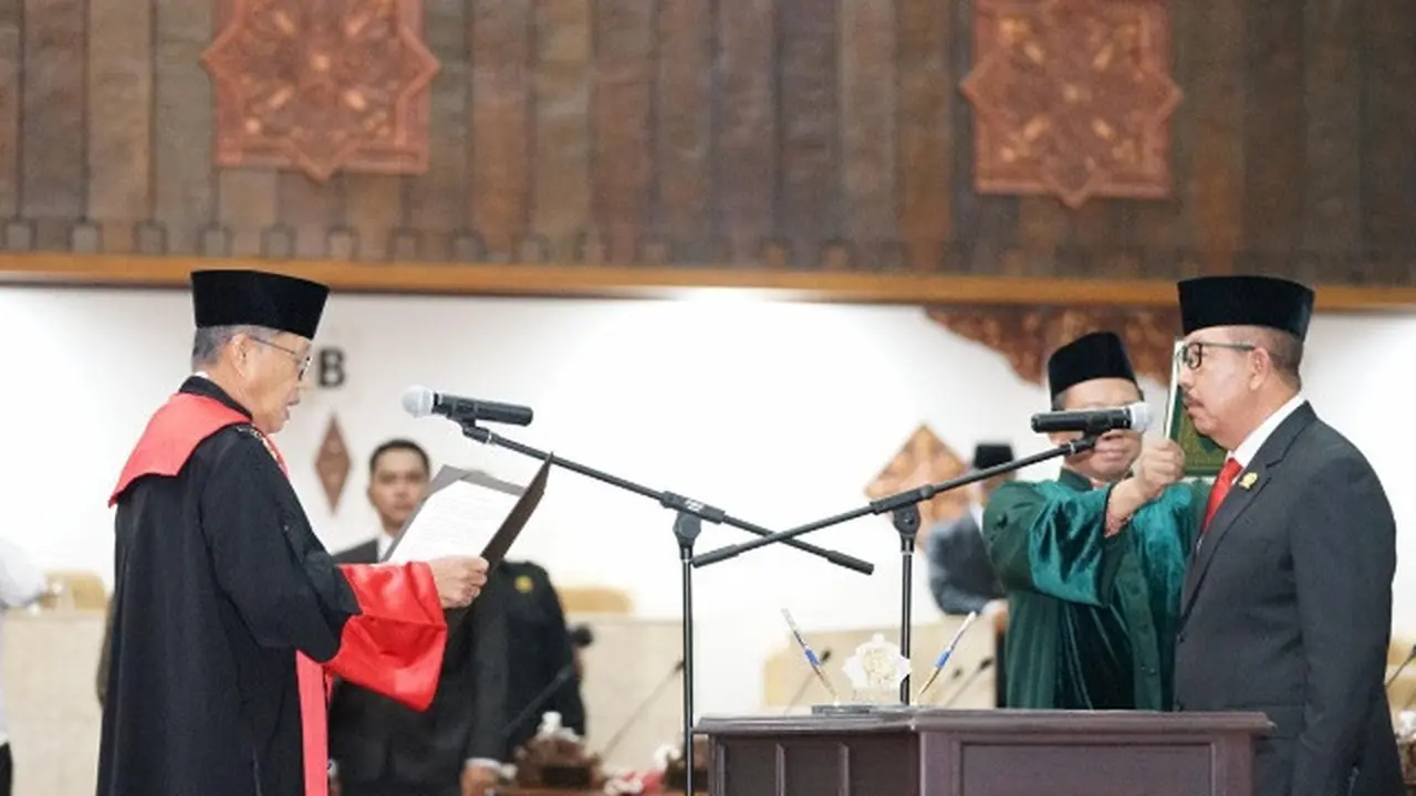 Estu Hari Subagio resmi dilantik menjadi wakil ketua DPRD Jatim menggantikan Sahat Tua Simanjuntak yang terseret kasus korupsi. (Foto: kominfo jatim)