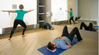 Yoga di bandara San Francisco (Foto: NY Times)