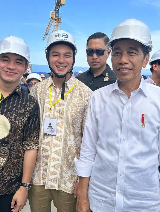 Baim Wong tampil dengan batik putih keemasan dipadukan celana coklatnya. Ia juga mengenakan helm proyeknya. [@baimwong]