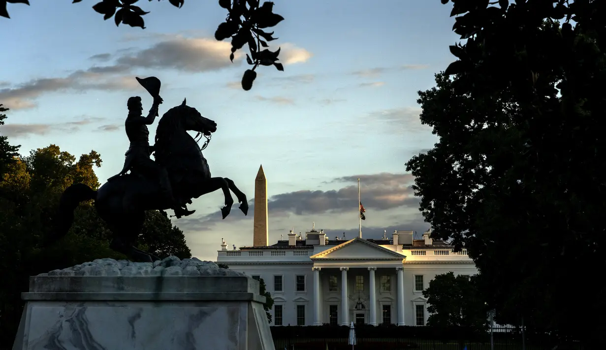 Dengan latar depan patung berkuda Presiden Andrew Jackson di Lafayette Park, bendera Amerika berkibar setengah tiang di atas Gedung Putih, Washington, setelah Ratu Elizabeth II meninggal dunia, Kamis (8/9/2022).  Ratu Elizabeth II kini telah pergi untuk selamanya di usia 96 tahun.  (AP Photo/Gemunu Amarasinghe)