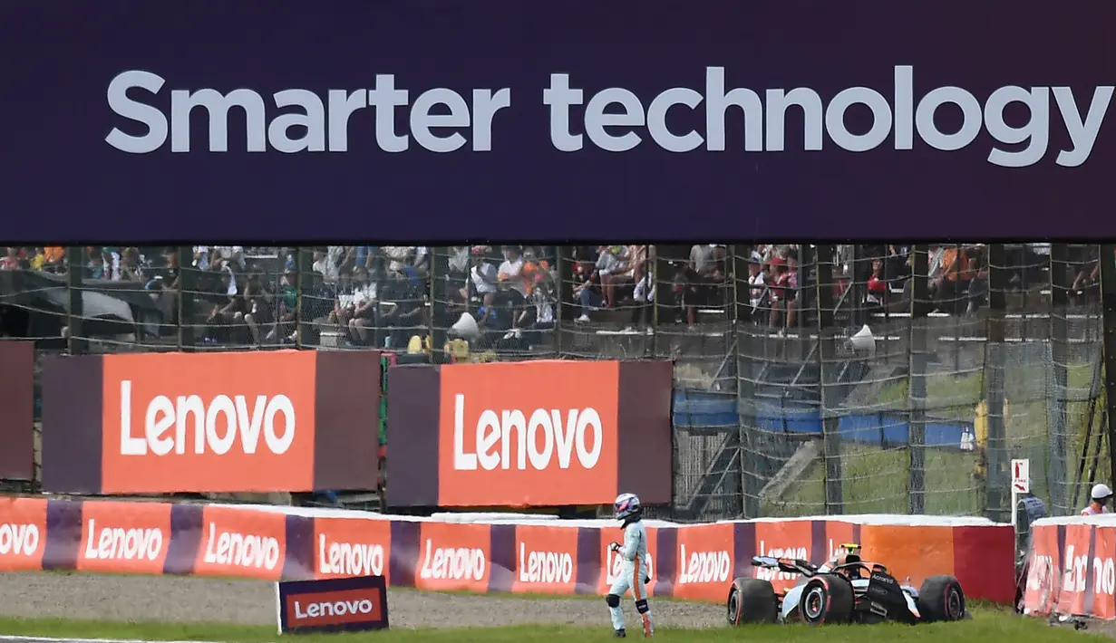 Pembalap Williams, Logan Sargeant, meninggalkan mobilnya setelah mengalami kecelakaan pada tikungan terakhir dalam balapan kualifikasi Formula One Jepang 2023 yang berlangsung di Sirkuit Suzuka, Sabtu (23/9/2023). (AFP/Pool/Toshifumi Kitamura)