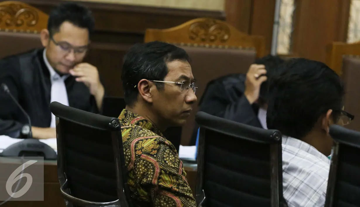 Kepala Badan Keuangan dan Aset Daerah (BPKAD) DKI, Heru Budi Hartono saat menjalani sidang lanjutan perkara suap Raperda Reklamasi Pantai Utara Jakarta di Pengadilan Tipikor, Jakarta, Senin (19/9). (Liputan6.com/Helmi Afandi)