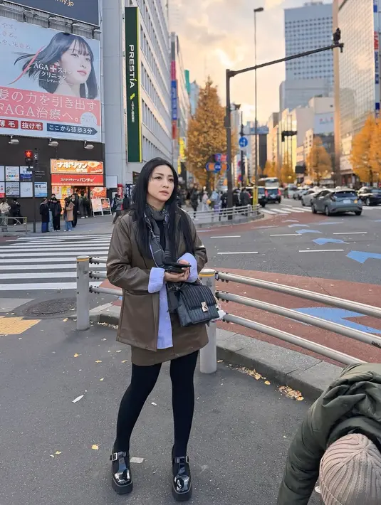 Hesti Purwadinata selalu punya cara untuk mencuri perhatian dengan gaya liburannya yang unik dan modis. Hesti memilih leather blazer coklat sebagai statement piece dalam penampilannya. Blazer ini memberikan kesan tegas dan modern, yang dipadukan dengan mini skirt coklat senada untuk sentuhan feminin yang chic. [@hestipurwadinata].