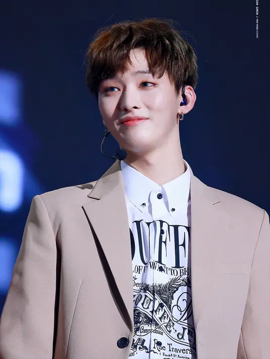 Yoon Jisung sudah berumur 27 tahun, setidaknya kita masih punya waktu satu tahun lagi untuk mendengarkan suara emasnya. (Foto: koreaboo.com)