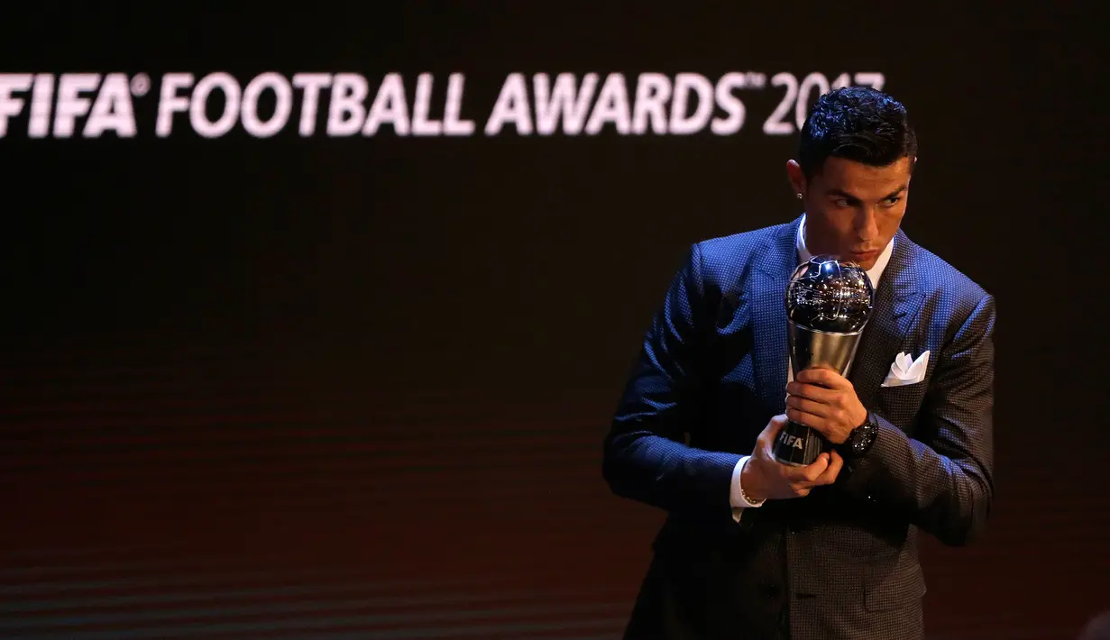 Bintang Real Madrid, Cristiano Ronaldo meraih penghargaan pemain terbaik dalam acara The Best FIFA Football Awards 2017 di London, Senin (23/10). Ronaldo sukses mempertahankan gelar The Best FIFA Men's Player yang diraihnya tahun lalu. (AP/Alastair Grant)