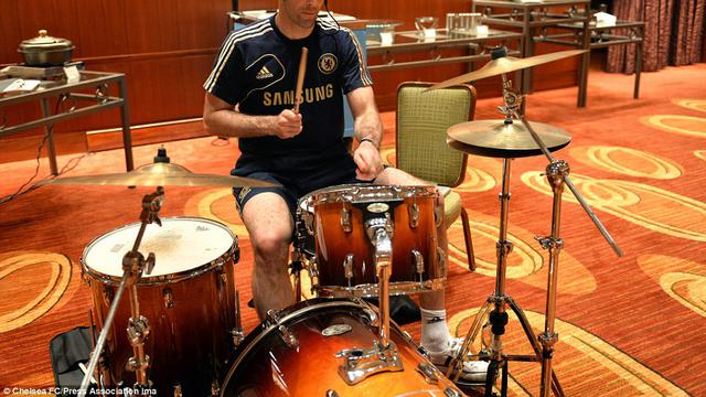 Aksi Memukau Petr Cech Saat Memainkan Drum