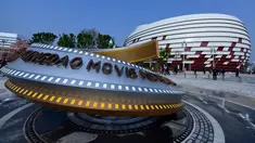 Sebuah instalasi terlihat di Qingdao Movie Metropolis di Qingdao, Provinsi Shandong, Sabtu (28/4). Dalian Wanda Group Co, konglomerat ritel dan hiburan China meluncurkan kompleks studio film yang disebut-sebut terbesar di dunia. (AFP/WANG ZHAO)