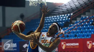 Pebasket Pelita Jaya, Aryo Dewanto Dimas (kanan) mencoba memasukkan bola ke jaring Bimasakti saat laga Indonesia Basketball League 2015-2016 di Senayan, Jakarta, Rabu (13/1/2016). Pelita Jaya unggul 86-36. (Liputan6.com/Helmi Fithriansyah)