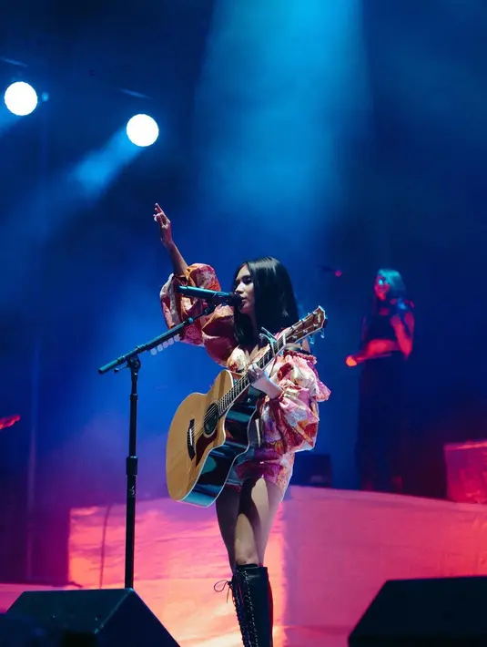 Kostum ini menarik karena terdiri dari gabungan kain perca batik dan brokat yang dijahit dijadikan satu. Rancangan cantik Michelle Hébert ini  dikatakan sangat dekat dengan diri Niki dan sang desainer sendiri. Foto: Instagram.