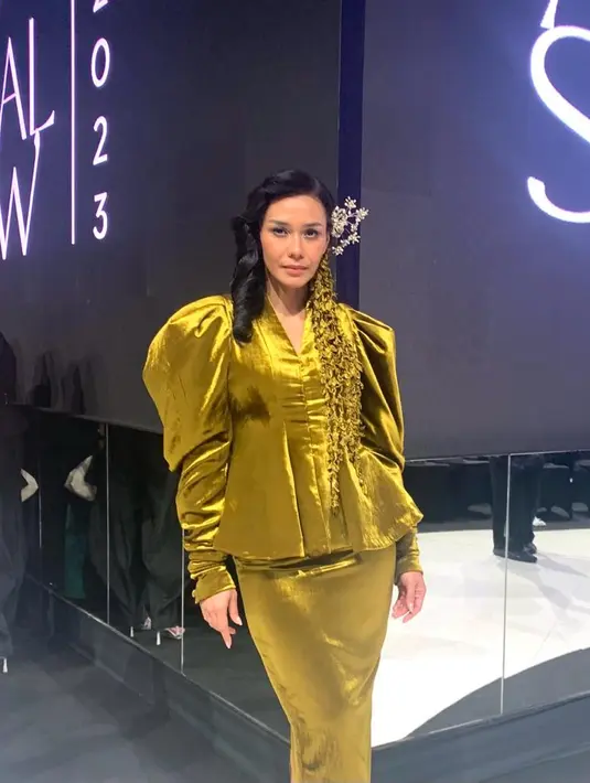 Tak sendirian, ada juga Adinia Wirasti yang tampil glamor dengan blus velvet model kebaya warna hijau lime, serasi dengan bawahannya. [Fimela/Hilda Irach]