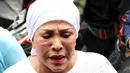 Mpok Atiek berkunjung ke rumah Mpok Nori di kawasan  Bambu Apus, Jakarta Timur, Jumat (3/4/2015). Sejumlah artis mendatangi rumah Mpok Nori setelah mendengar meninggalnya  komedian senior tersebut. (Liputan6.com/Helmi Afandi)
