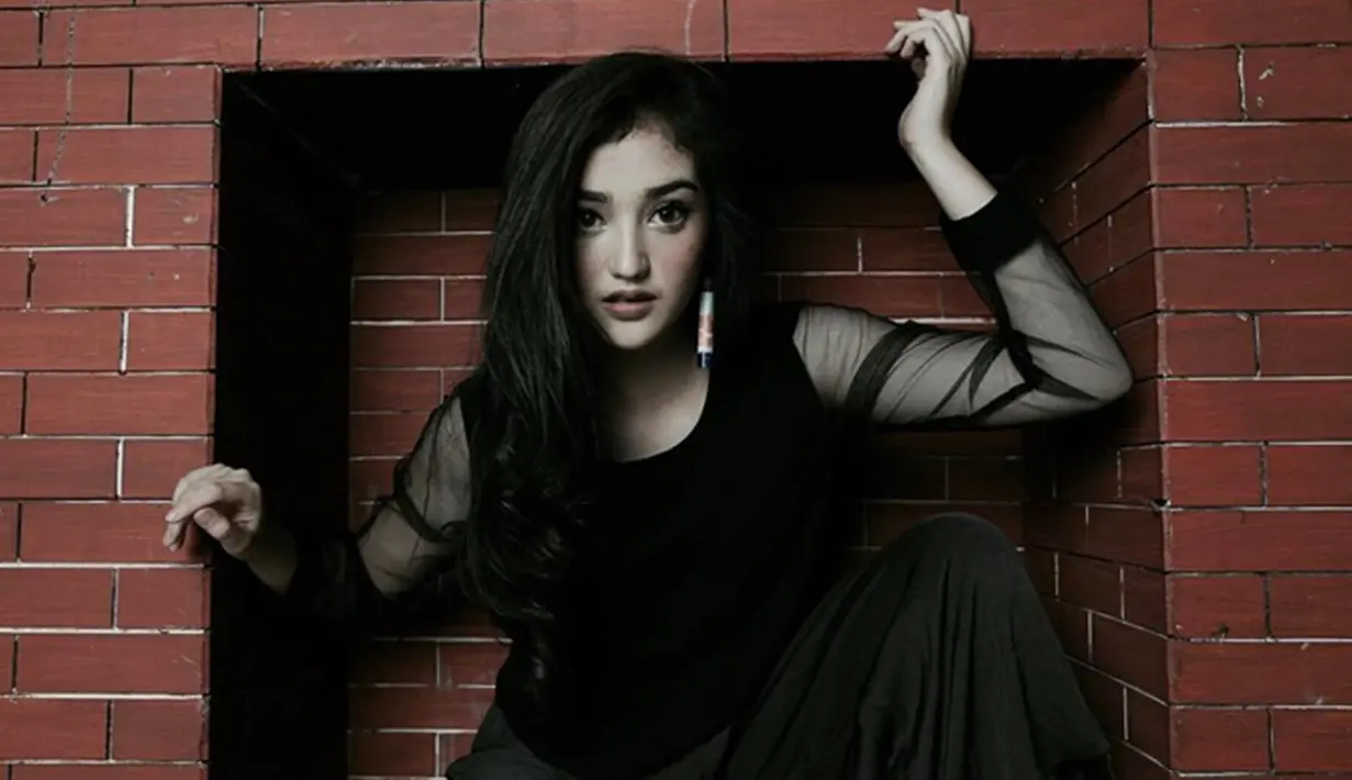 Ranty Maria juga tampil memukau dan elegan kala jalani pemotretan dengan busana berwarna hitam jenis Maxi dress. Dengan makeup sedikit tebal, pesonanya bikin penggemar terpesona. (Liputan6.com/IG/@rantymaria)