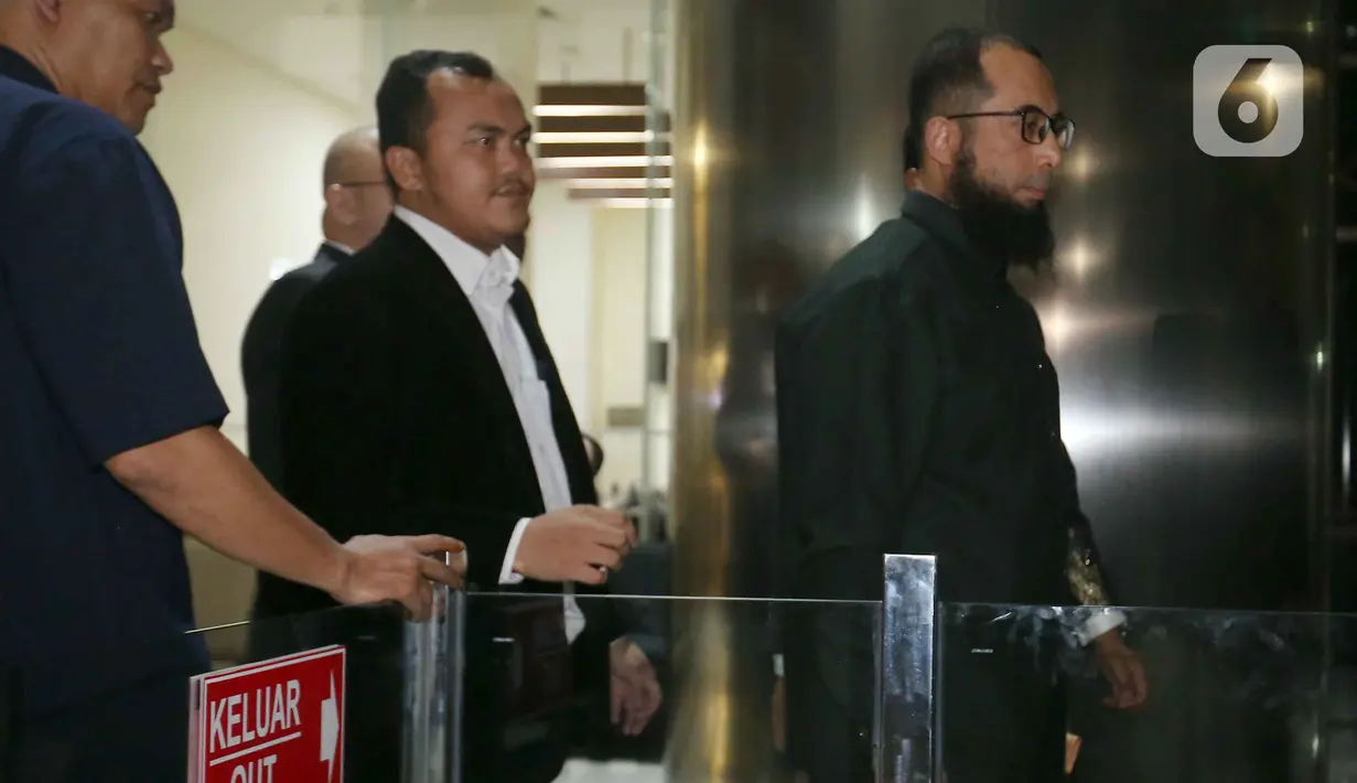 Pemeriksaan ini guna membongkar aliran dana berjenjang yang diduga melibatkan pejabat tinggi di Kementerian Agama (Kemenag). Tampak dalam foto, Direktur/Pemilik PT Zahra Oto Mandiri (Uhud Tour) yang juga pendakwah, Khalid Zeed Abdullah Basalamah (kanan), usai menjalani pemeriksaan di Gedung Merah Putih Komisi Pemberantasan Korupsi (KPK), Jakarta, Kamis (23/4/2026). (Liputan6.com/Helmi Fithriansyah)
