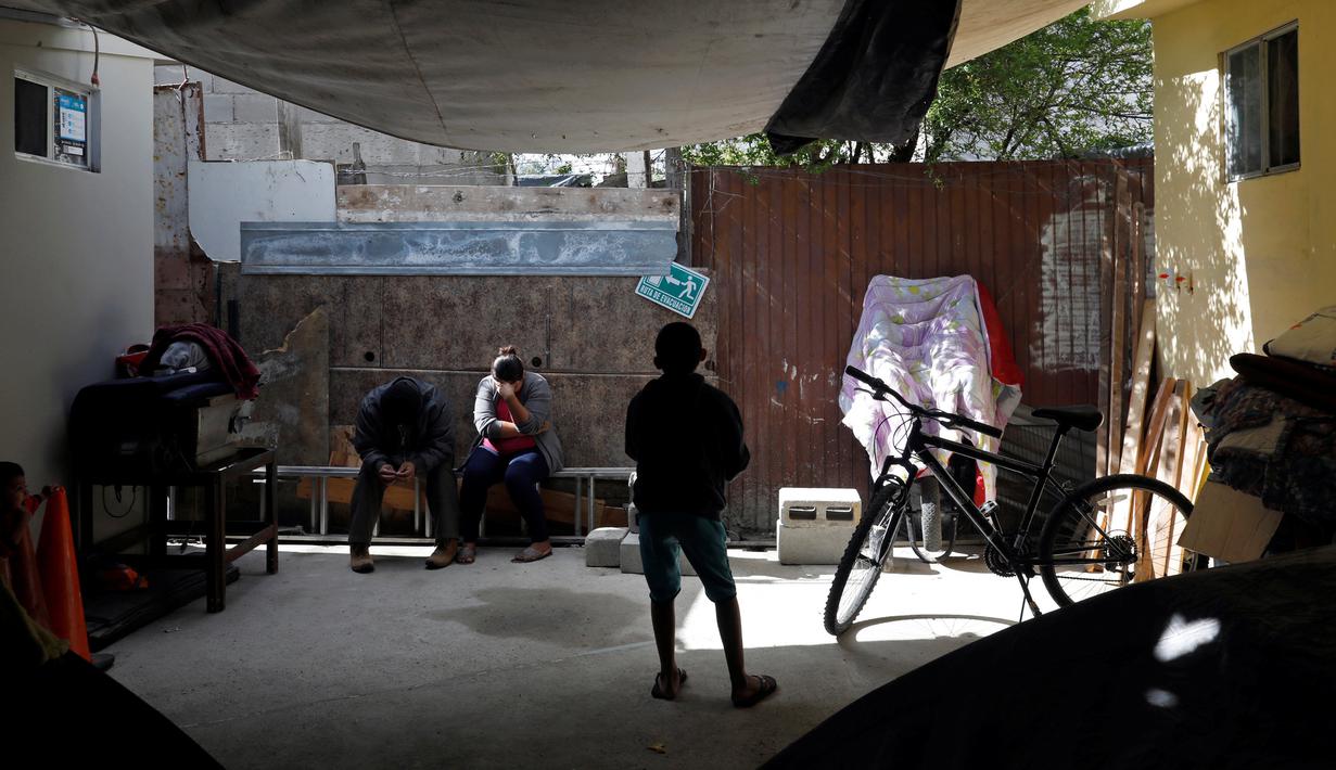 Sejumlah imigran beristirahat di dalam tempat penampungan di Tijuana, Meksiko 6 April 2019. Rombongan migran Amerika Tengah mencapai kota perbatasan antara Meksiko dan AS tersebut  untuk mencari suaka akibat kekerasan, pembunuhan dan kemiskinan yang mengancam mereka. (REUTERS/Carlos Jasso)