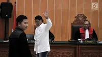 Terdakwa Hercules Rosario Marshal melambaikan tangan usai menjalani sidang perdana di PN Jakarta Barat, Rabu (16/1). Hercules menjalani sidang menggunakan kemeja putih dan peci hitam. (Merdeka.com/Iqbal Nugroho)