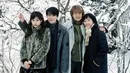 Winter Sonata menceritakan tentang Joong sang dan Yu Jin yang saling jatuh cinta. Akan tetapi kisah cinta mereka tak berjalan lancar lantaran Joong Sang mengalami amnesia. (Foto: Soompi.com)