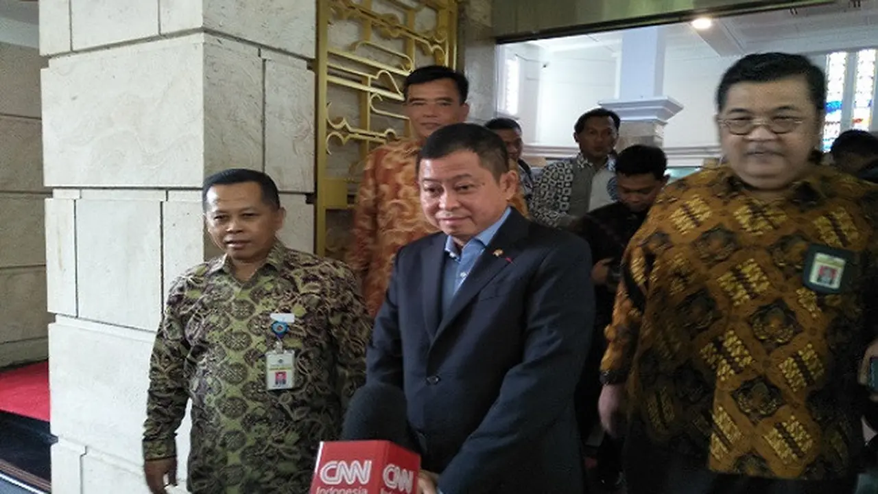 Menteri ESDM Ignasius Jonan melakukan pelaporan Surat Pemberitahuan (SPT) Tahunan Tahun Pajak 2017 di Kantor Kementerian ESDM, pada Selasa (6/3/2018). (Liputan6.com/Pebrianto Eko W)